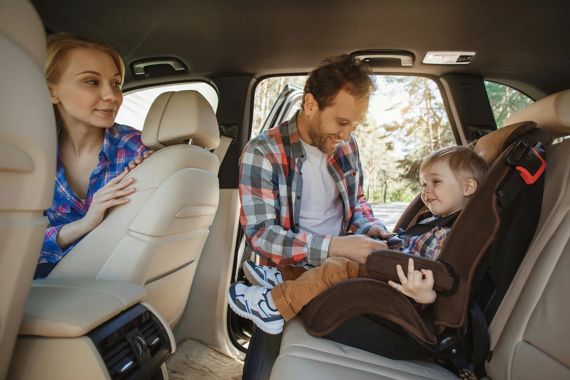 Familia junto a un auto, representando la financiación para tu vehículo